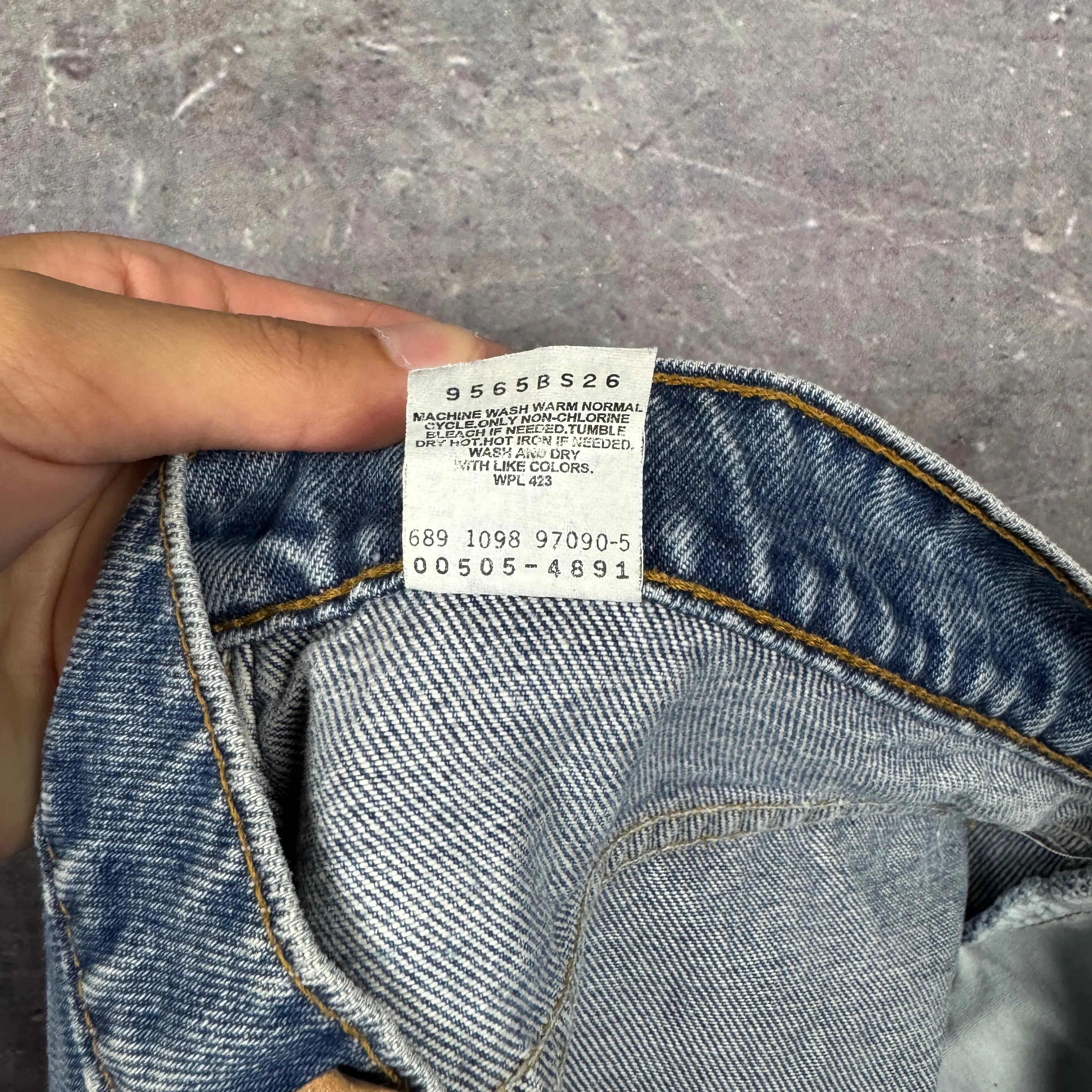 90s Medium Wash Levi's 505 Denim Jeans 35x30 0625