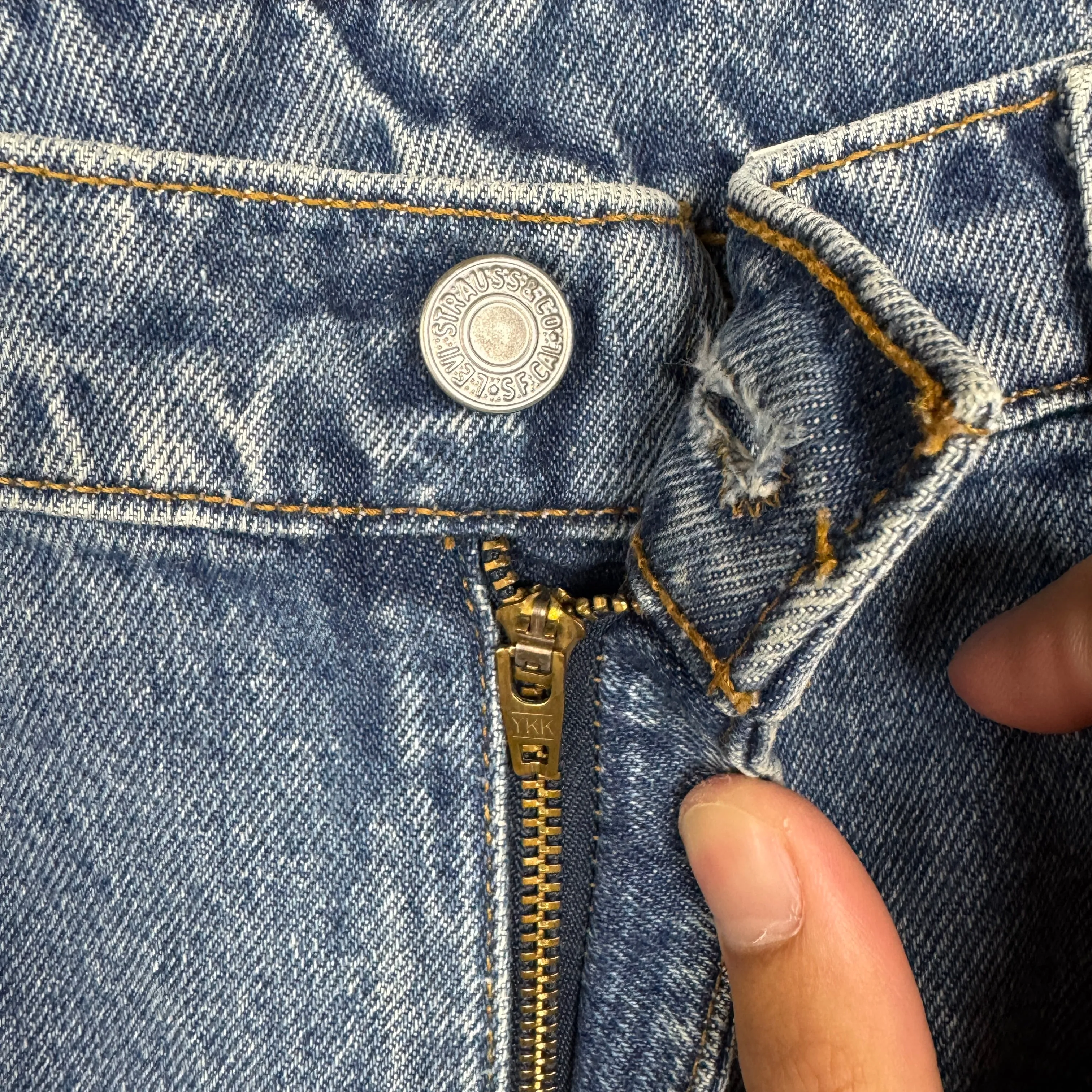 90s Medium Wash Levi's 505 Denim Jeans 35x30 0625