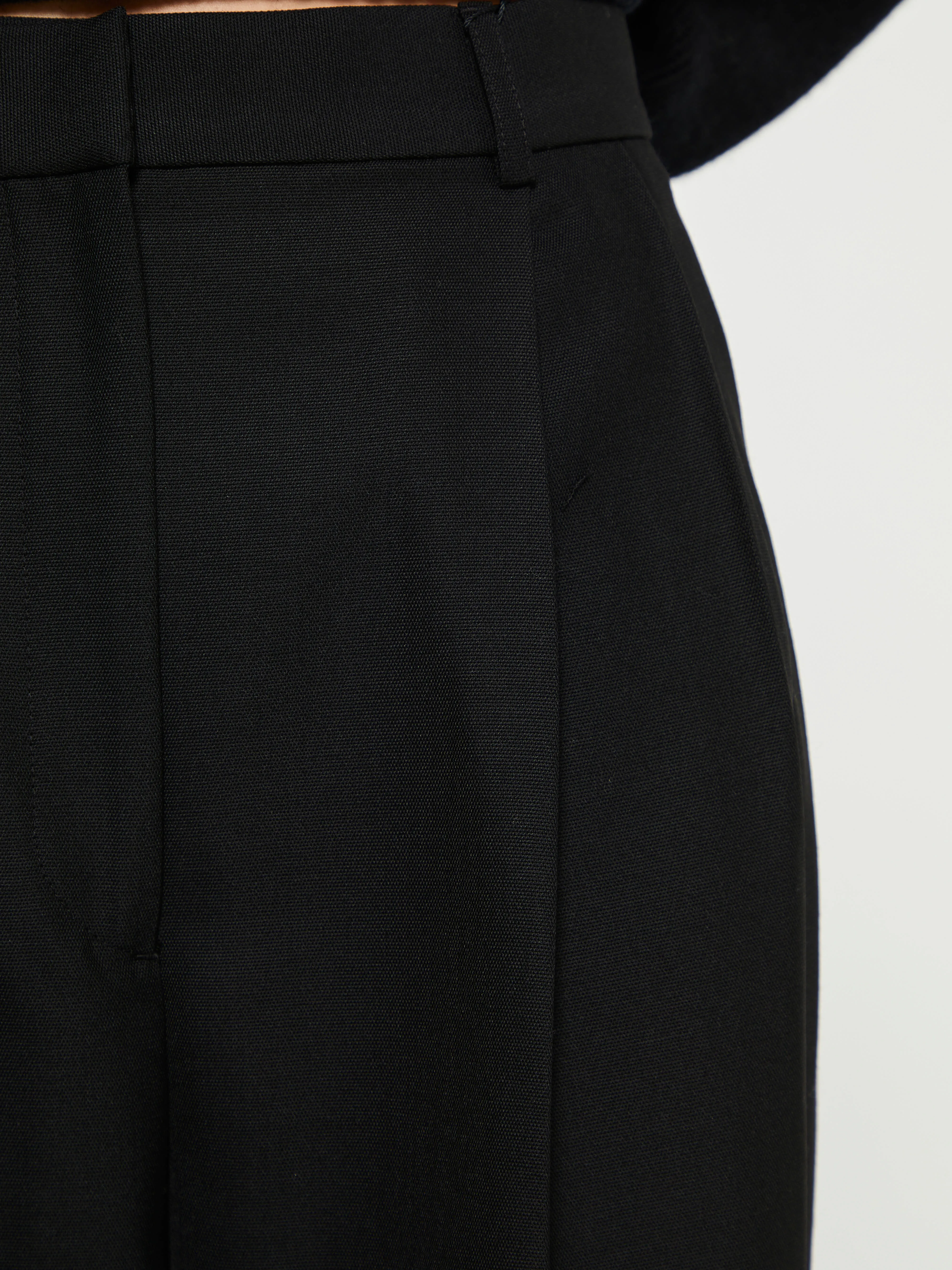 Double-Pleated Cropped Trousers in Black