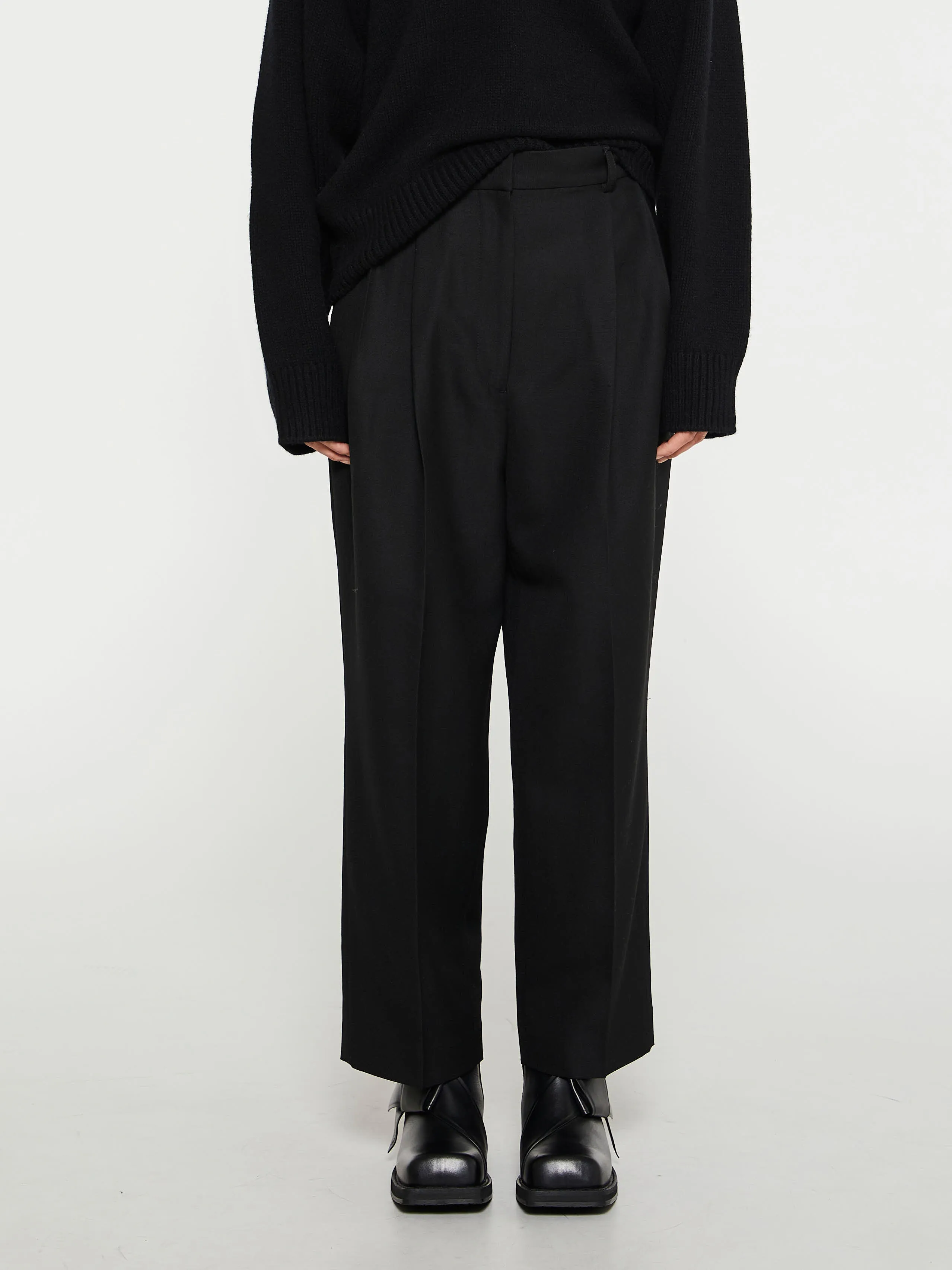 Double-Pleated Cropped Trousers in Black