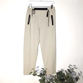 Jersey lounge pants with black edge detail on pockets and on front waistband section (M-L)