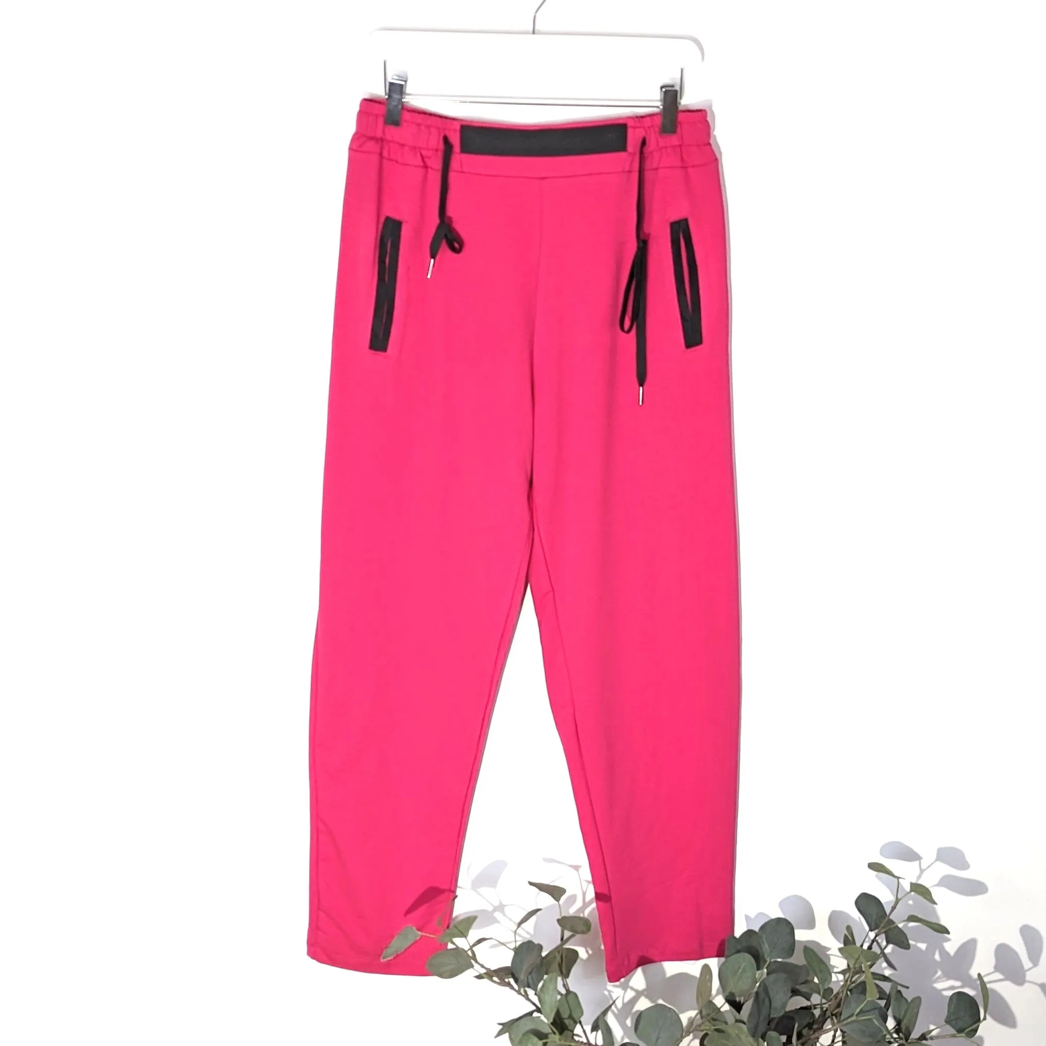 Jersey lounge pants with black edge detail on pockets and on front waistband section (M-L)