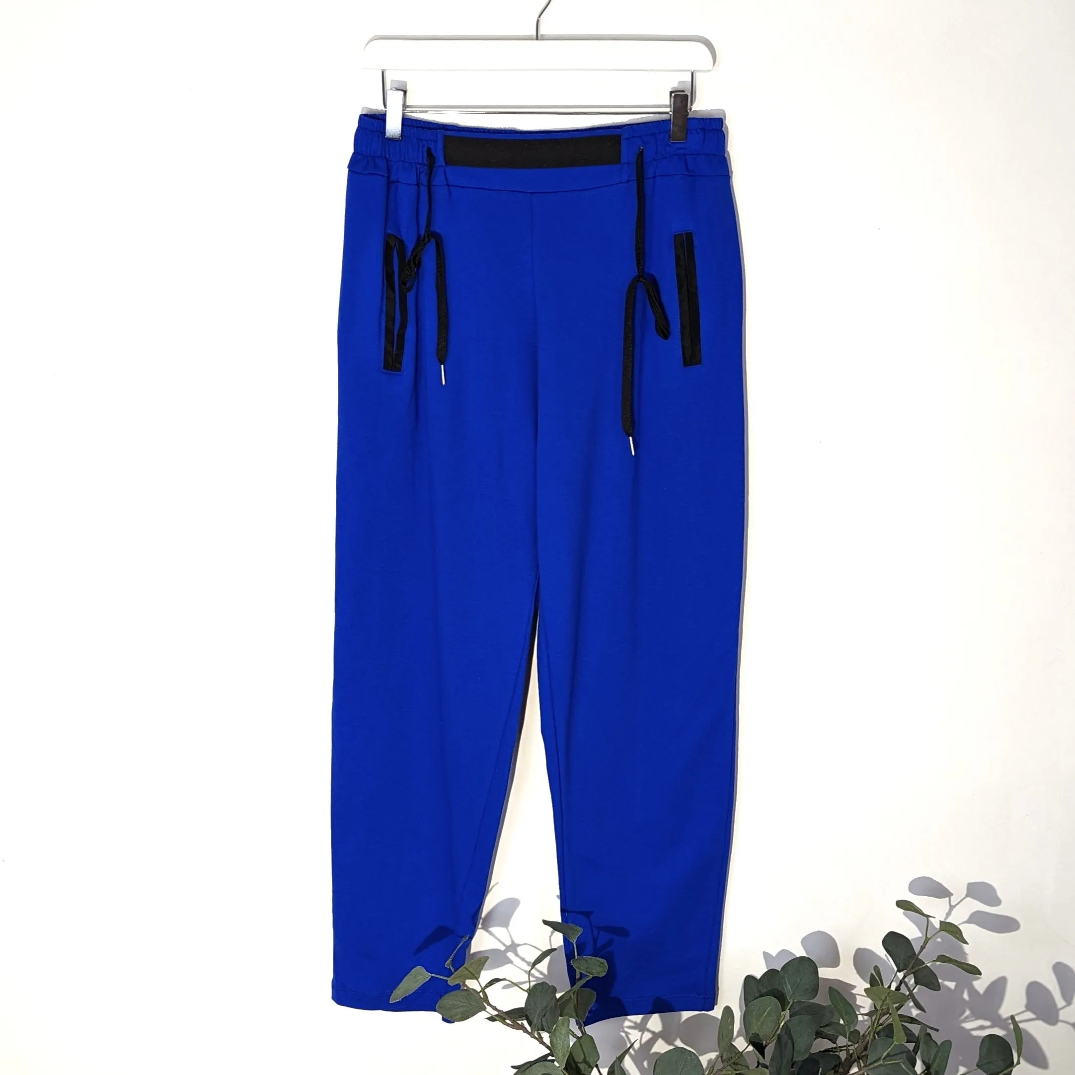 Jersey lounge pants with black edge detail on pockets and on front waistband section (M-L)