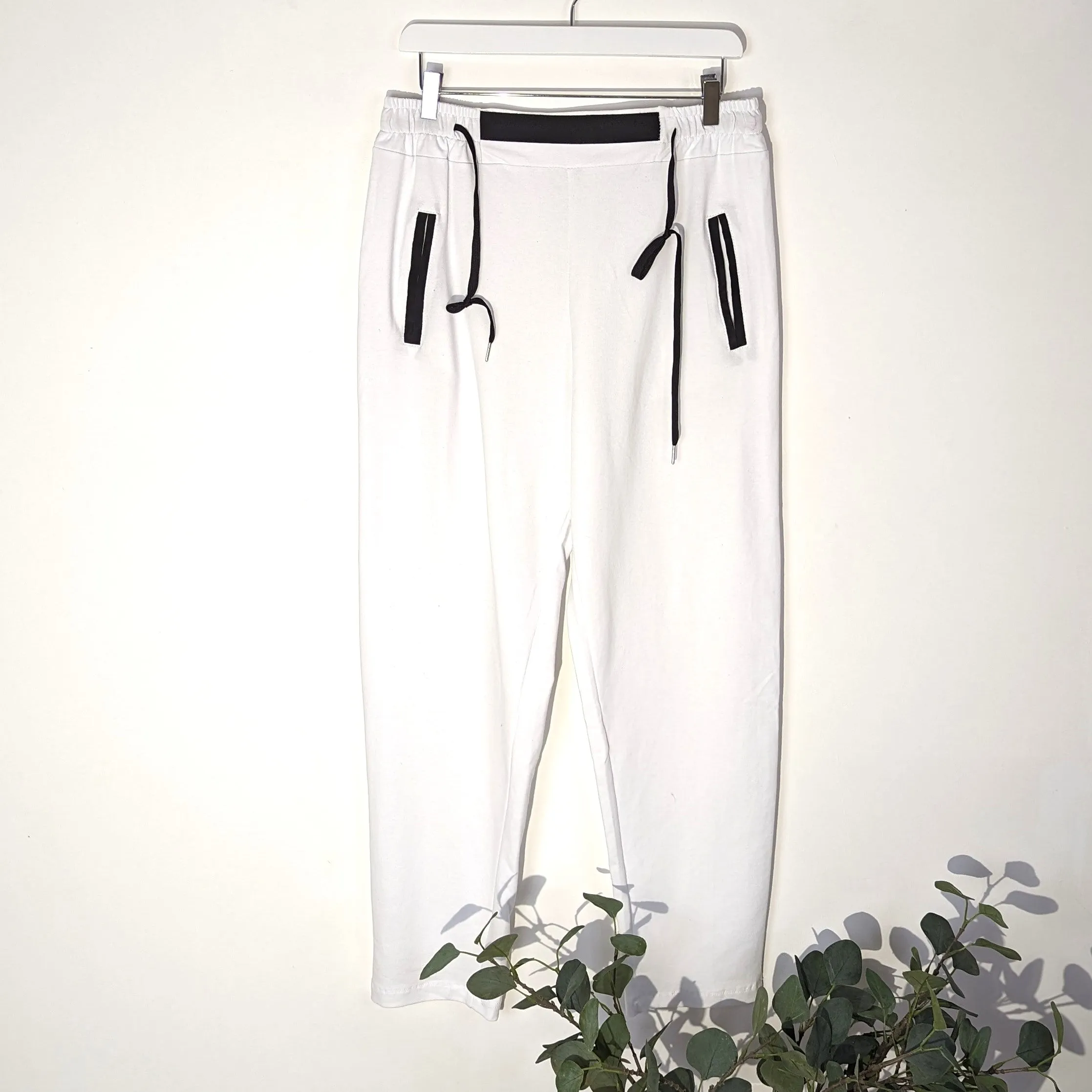 Jersey lounge pants with black edge detail on pockets and on front waistband section (M-L)