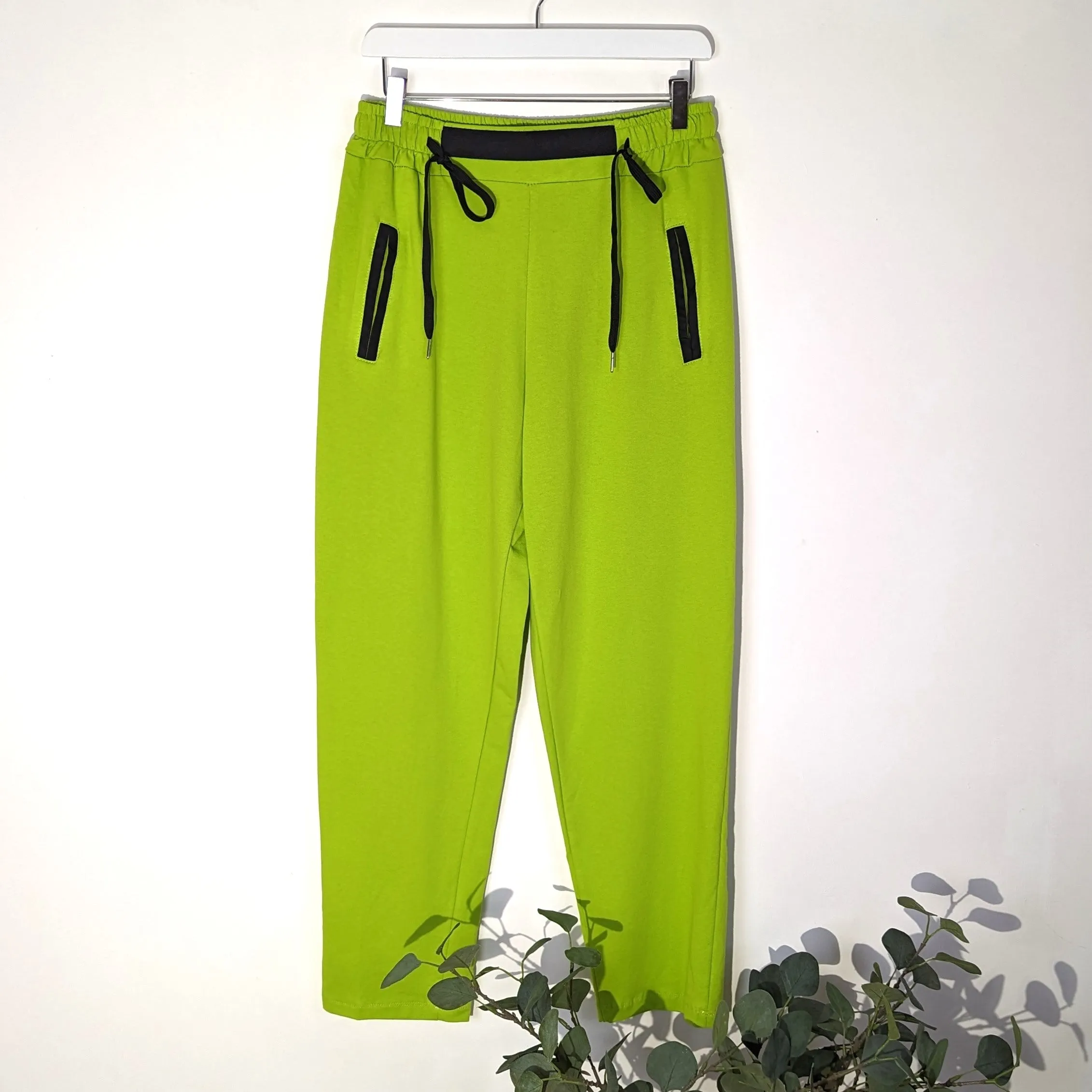 Jersey lounge pants with black edge detail on pockets and on front waistband section (M-L)