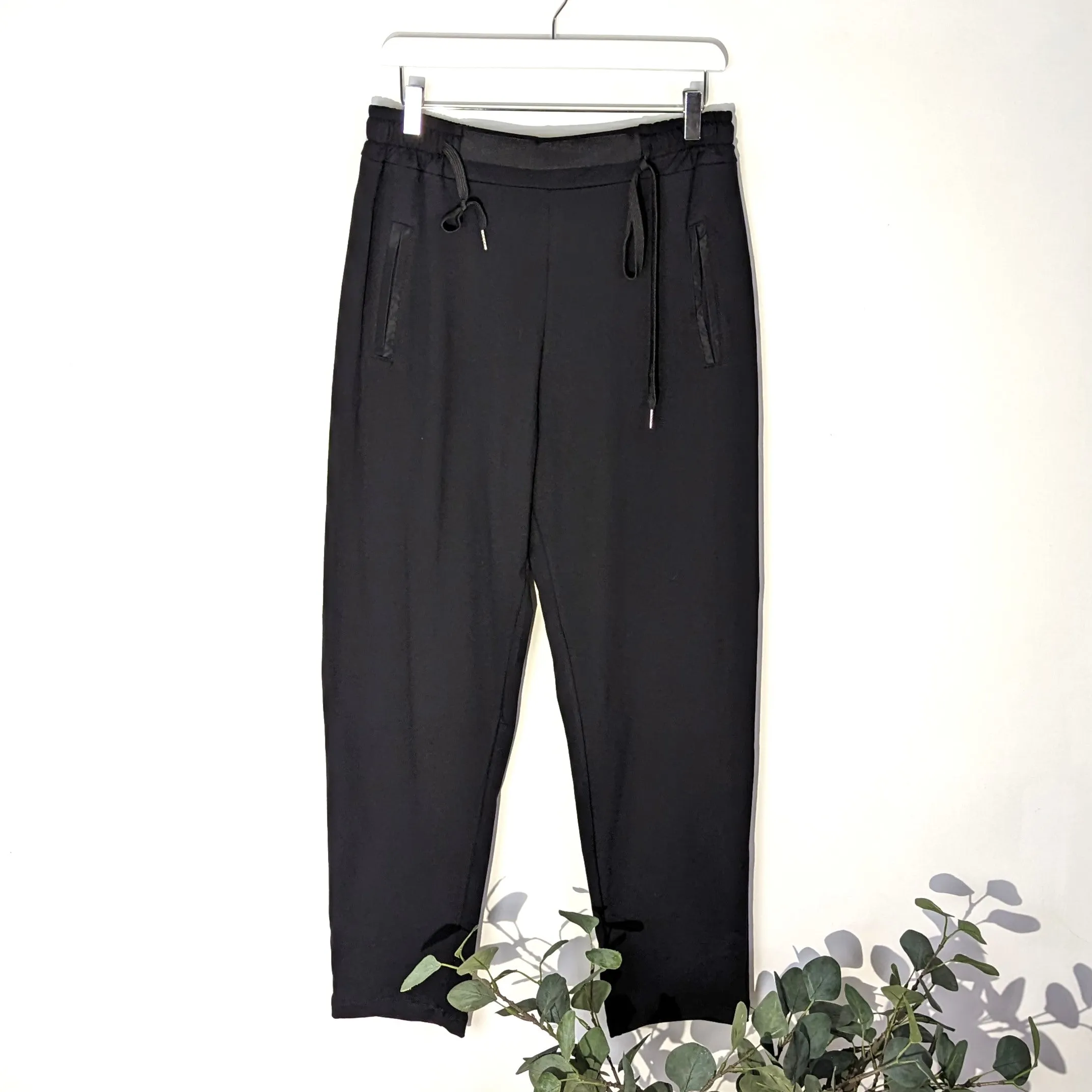 Jersey lounge pants with black edge detail on pockets and on front waistband section (M-L)
