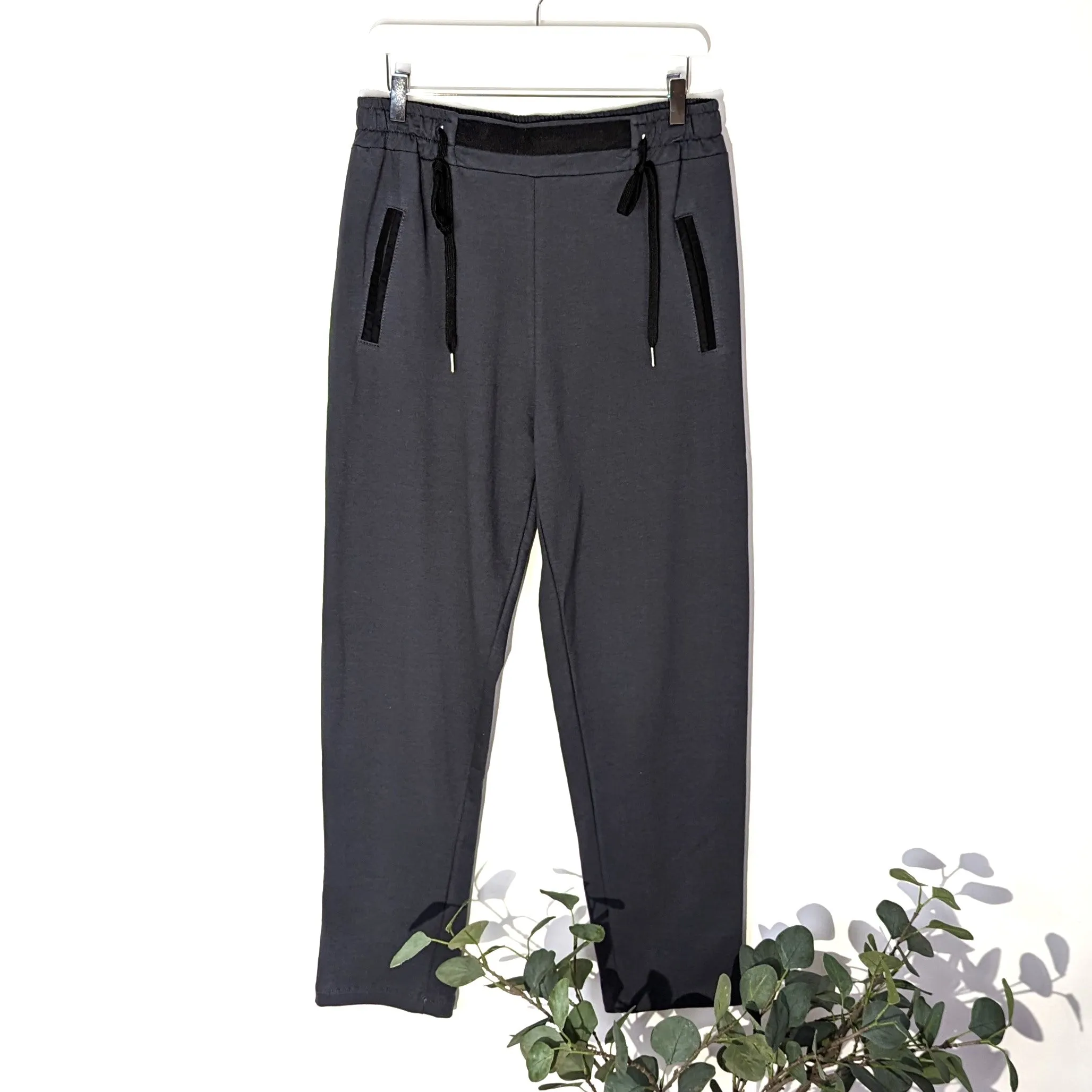Jersey lounge pants with black edge detail on pockets and on front waistband section (M-L)